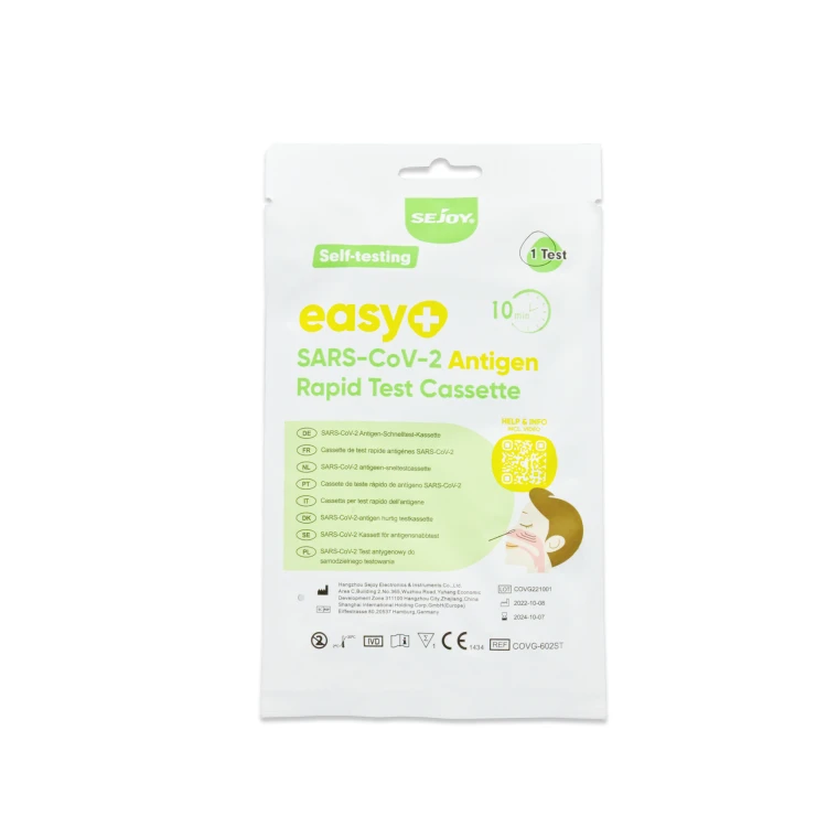 Opakowanie testu easy+ SARS-CoV-2 Antigen Rapid Test Cassette do samodzielnego użycia. Biała saszetka z zielonym nadrukiem, oznaczeniami CE i ikonami użycia, przedstawia informacje o zastosowaniu testu oraz ilustrację pobierania próbki.