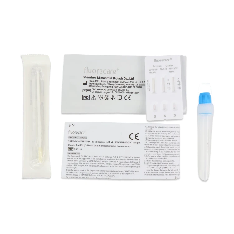 Zestaw testu Fluorecare SARS-CoV-2/RhV/PIV &amp; Influenza A/B &amp; RSV/ADV/hMPV obejmujący wymazówkę w foliowym opakowaniu, kasetkę testową, probówkę z niebieską zatyczką, woreczek foliowy oraz ulotki informacyjne.