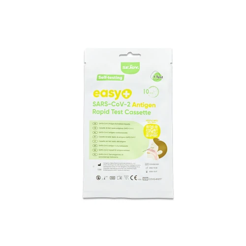 pakowanie testu easy+ SARS-CoV-2 Antigen Rapid Test Cassette do samodzielnego użycia. Biała saszetka z zielonym nadrukiem, oznaczeniami CE i ikonami użycia, przedstawia informacje o zastosowaniu testu oraz ilustrację pobierania próbki.