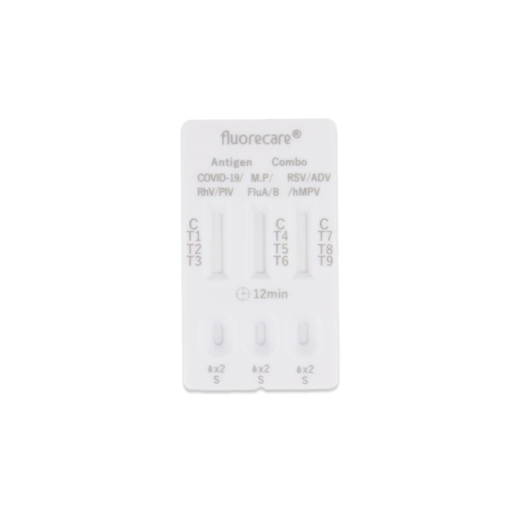 Zbliżenie na kasetkę testową Fluorecare® SARS-CoV-2/RhV/PIV/Influenza A/B/RSV/ADV/hMPV/M.P Antigen Combo Test Kit, widoczne trzy pola testowe z oznaczeniami C i T oraz opisem badanych antygenów.