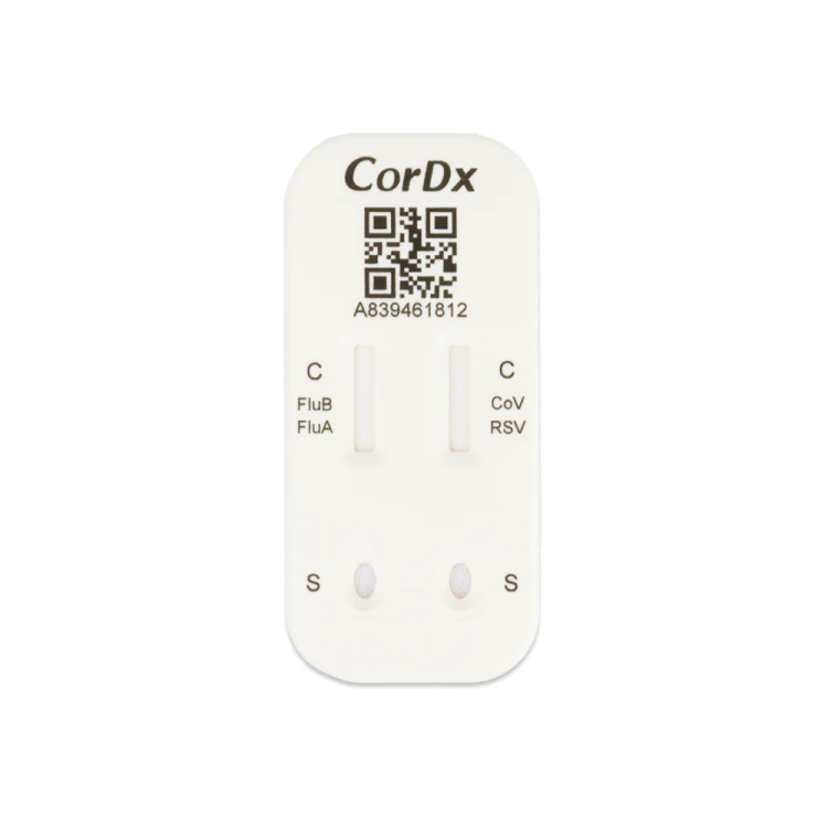 Kasetka testowa CorDx Influenza A/B + COVID-19 + RSV Combo Ag z oznaczeniami pól odczytu dla grypy typu A i B, COVID-19 oraz RSV, z nadrukowanym kodem QR.
