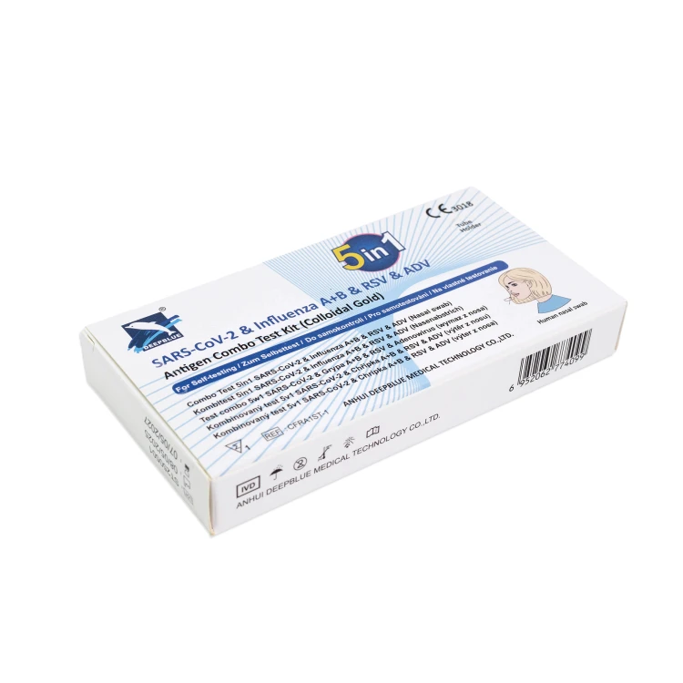Pudełko testu 5w1 Deepblue SARS-CoV-2 &amp; Influenza A+B &amp; RSV &amp; ADV ujęte pod kątem, z widocznym logo „5 in 1”, niebieskimi elementami graficznymi, opisem w wielu językach oraz ilustracją wymazu z nosa.