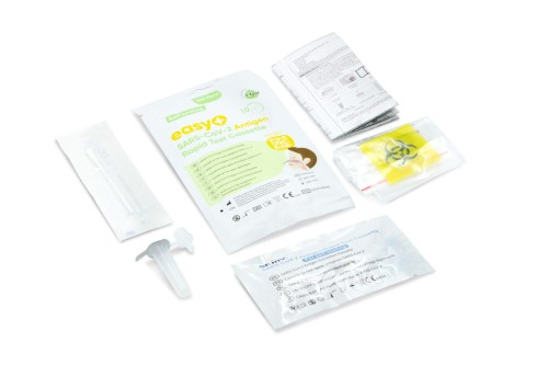 Zestaw testowy easy+ SARS-CoV-2 Antigen Rapid Test Cassette widoczny w komplecie: saszetka z testem, wymazówka, probówka z zakraplaczem, instrukcja obsługi, woreczek biohazard oraz elementy pomocnicze.