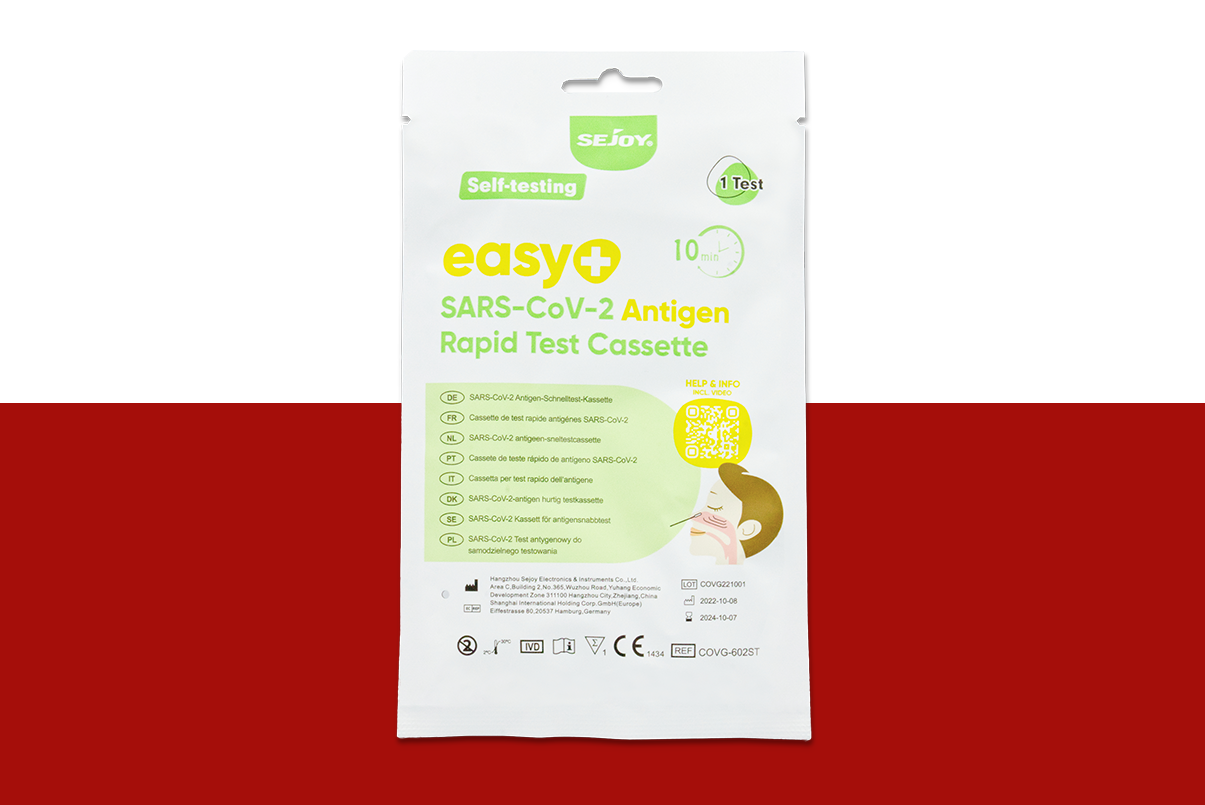 Jedno opakowanie testu SARS-CoV-2 Antigen Rapid Test Cassette easy+ marki Sejoy. Biała foliowa saszetka z zielonymi napisami i elementami graficznymi. Na górze widoczny napis Self-testing oraz logo Sejoy, niżej nazwa easy+ SARS-CoV-2 Antigen Rapid Test Cassette. Po prawej stronie ilustracja dziecka podczas wykonywania wymazu z nosa. Opakowanie przeznaczone do samokontroli.