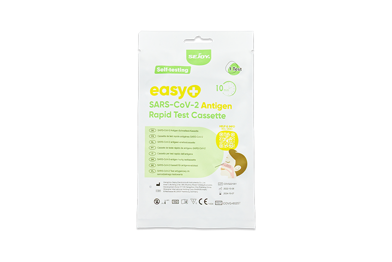 Pojedyncze opakowanie testu Sejoy easy+ SARS-CoV-2 Antigen Rapid Test Cassette do samokontroli. Biała saszetka z zielonymi napisami i ilustracją osoby wykonującej wymaz z nosa.