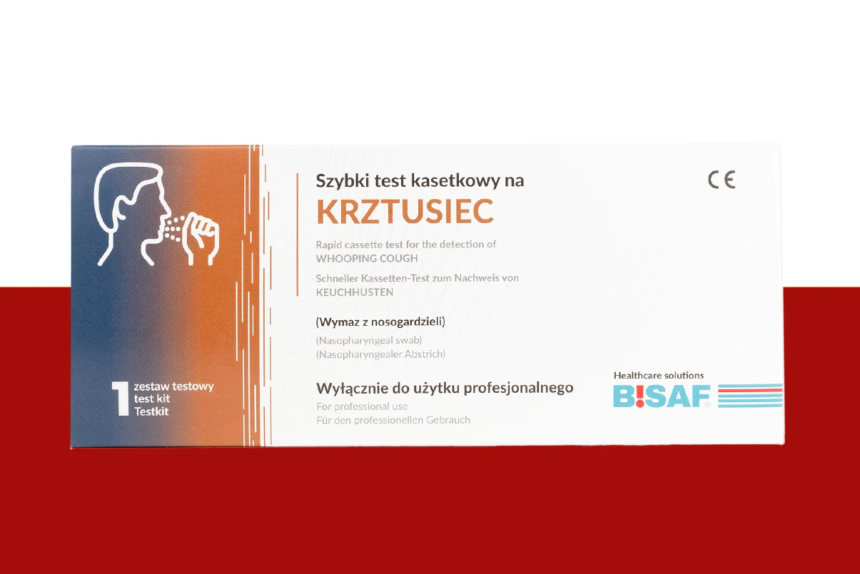 Pojedyncze opakowanie testu kasetkowego BISAF na krztusiec. Prostokątne pudełko w odcieniach bieli i pomarańczu z ilustracją osoby pobierającej wymaz z nosa po lewej stronie. Na froncie widoczny napis ‘Szybki test kasetkowy na KRZTUSIEC’, oznaczenia CE oraz logo BISAF.
